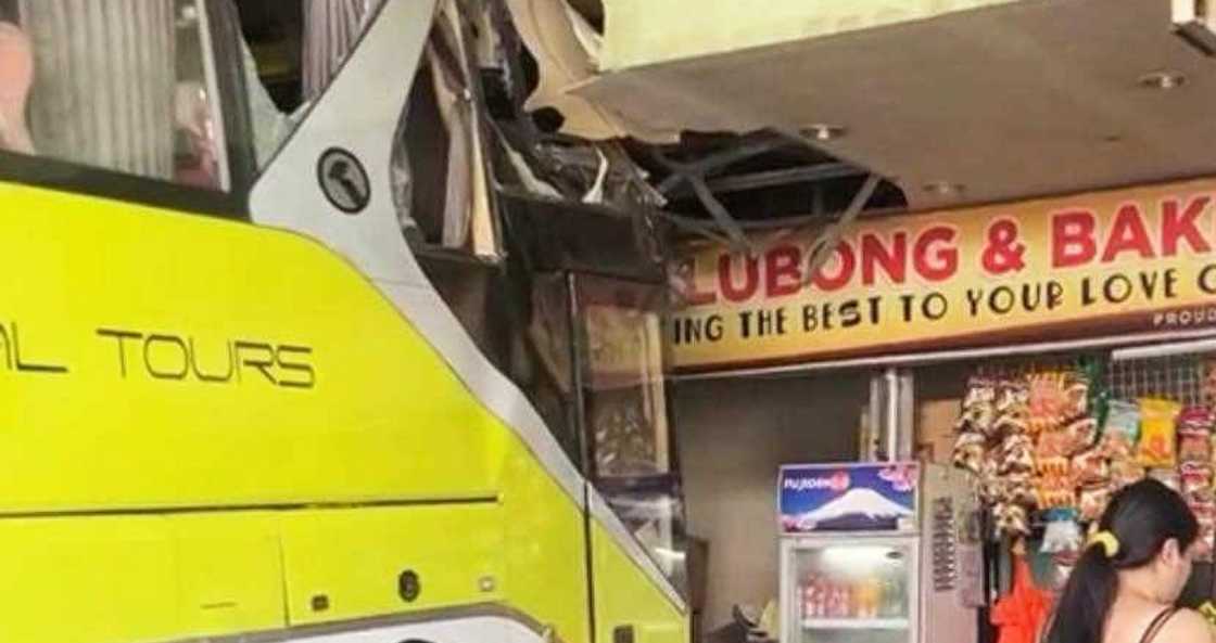 Bus na pinaparada lang sana, sumalpok sa tindahan habang kumakain ang driver Bus na pinaparada lang sana, sumalpok sa tindahan habang kumakain ang driver