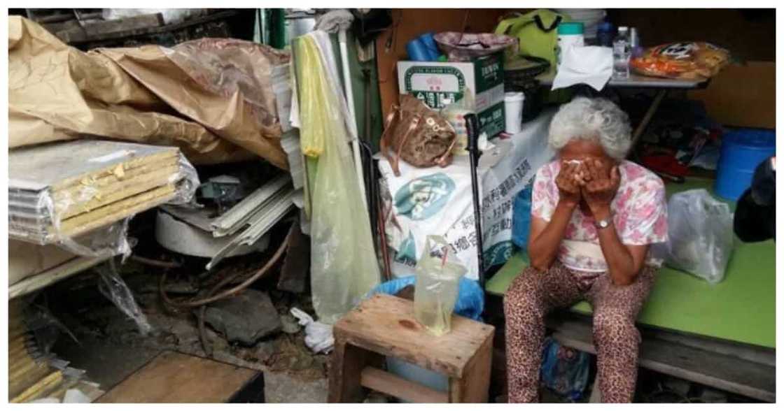 Lola na namumuhay mag-isa at sira na ang tirahan, sinurpresa ng mga volunteers ng bagong bahay Lola na namumuhay mag-isa at sira na ang tirahan, sinurpresa ng mga volunteers ng bagong bahay