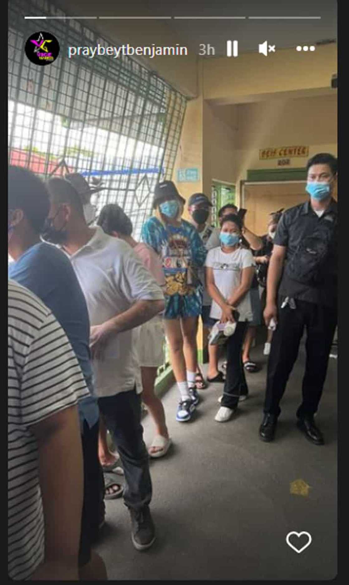 Vice Ganda, spotted na matiyagang nakapila para makaboto Vice Ganda, spotted na matiyagang nakapila para makaboto