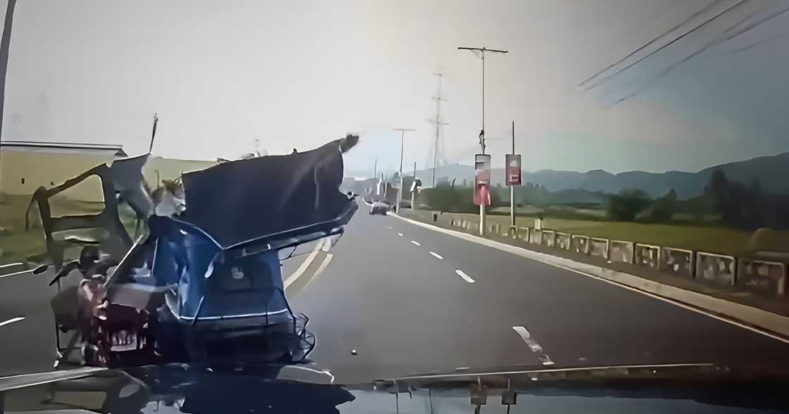 Aksidente sa Albay: tricycle, delivery van, kotse nagkabanggaan; 1 patay, 2 sugatan Aksidente sa Albay: tricycle, delivery van, kotse nagkabanggaan; 1 patay, 2 sugatan