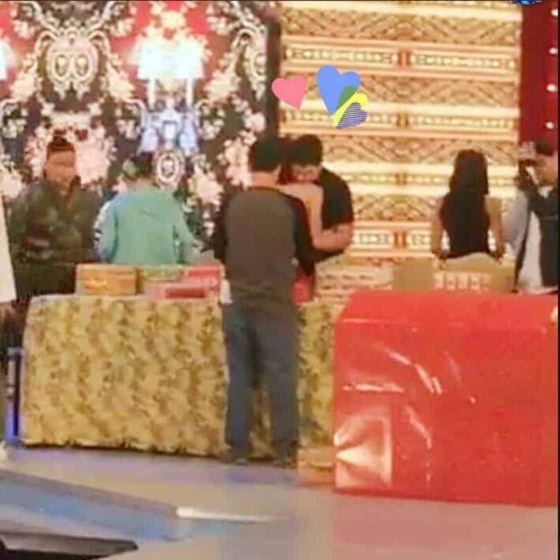 Viral na litrato ni Julie Anne San Jose at Alden Richards na magkayakap, pinagtalunan ilang fans Viral na litrato ni Julie Anne San Jose at Alden Richards na magkayakap, pinagtalunan ilang fans