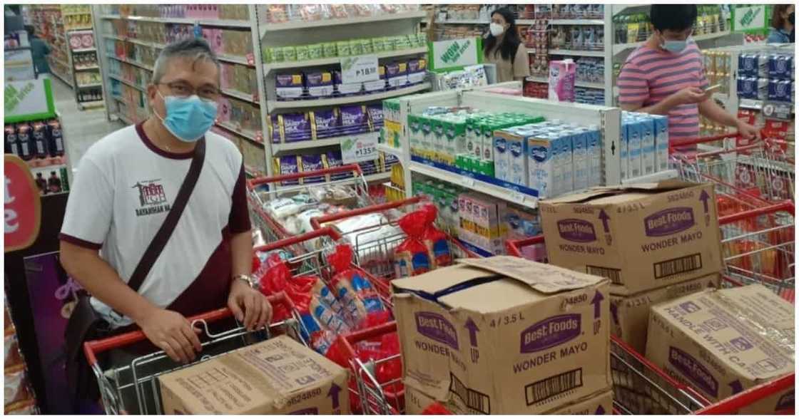 Pari na nanalo ng Php25,000 sa raffle, piniling ibili ng pagkain para sa mahihirap ang napanalunan Pari na nanalo ng Php25,000 sa raffle, piniling ibili ng pagkain para sa mahihirap ang napanalunan