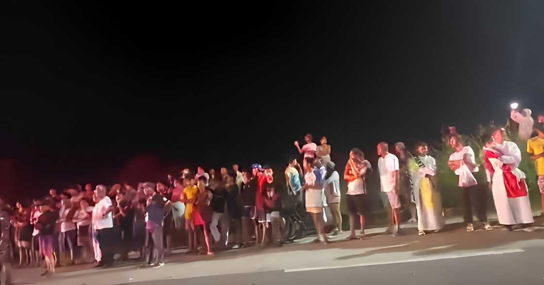 Trahedya sa Biyernes Santo: Isang sasakyan, inararo mga nagpuprusisyon; 1 patay, maraming sugatan Trahedya sa Biyernes Santo: Isang sasakyan, inararo mga nagpuprusisyon; 1 patay, maraming sugatan