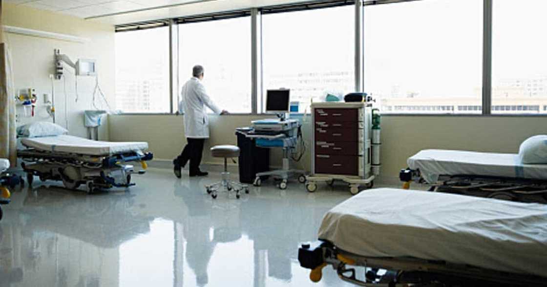 Lalaking namatay sa aksidente, idineklarang COVID suspect at binalot ng packing tape; nagmukhang “Mummy” Lalaking namatay sa aksidente, idineklarang COVID suspect at binalot ng packing tape; nagmukhang “Mummy”