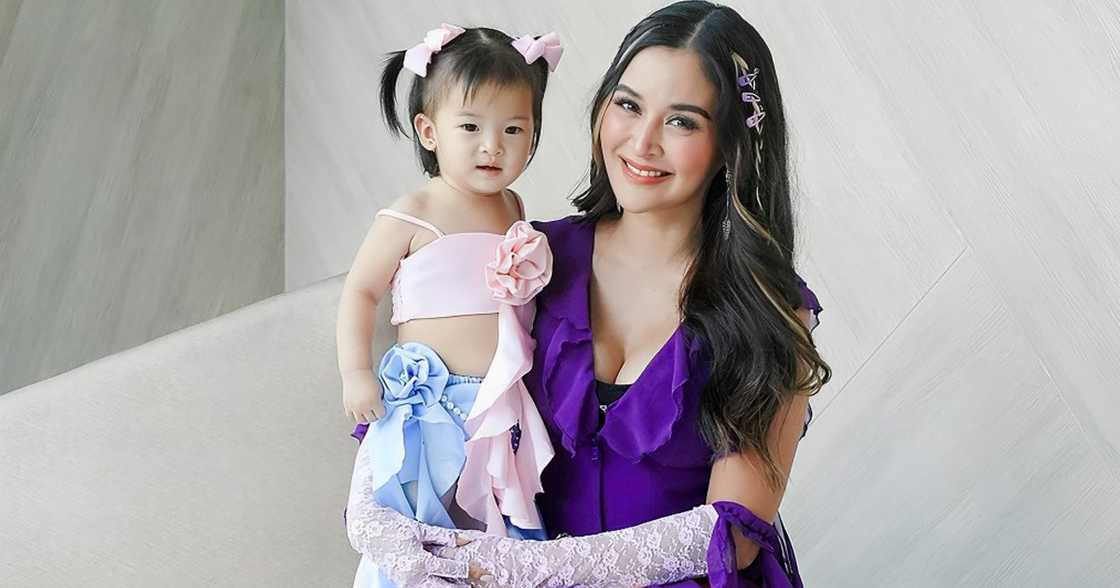 Kris Bernal, nagpapa-breastfeed habang tumutulong kay Perry Choi sa kanilang burger stall Kris Bernal, nagpapa-breastfeed habang tumutulong kay Perry Choi sa kanilang burger stall