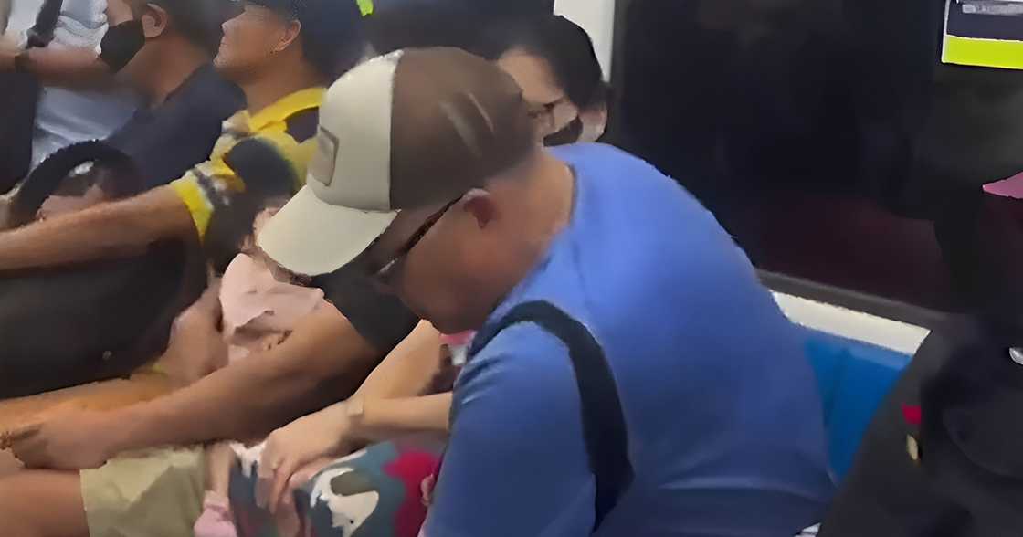 Video ng mag-asawa na nagpakita ng kabutihan sa isang ama na karga isang sanggol sa MRT, viral Video ng mag-asawa na nagpakita ng kabutihan sa isang ama na karga isang sanggol sa MRT, viral