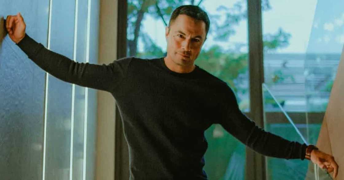 Derek Ramsay, nagbigay ng wheelchair sa isang senior citizen Derek Ramsay, nagbigay ng wheelchair sa isang senior citizen