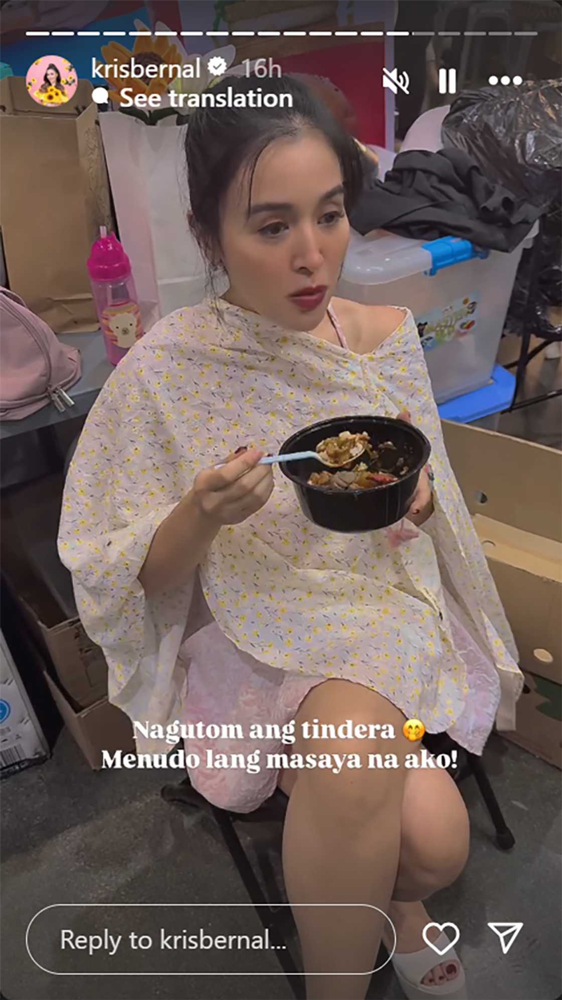 Kris Bernal, walang kaarte-arte, kumakain kasama sa mga empleyado nila Kris Bernal, walang kaarte-arte, kumakain kasama sa mga empleyado nila
