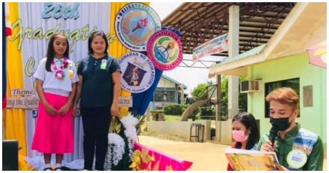 Mobile graduation sa Surigao gamit ang pickup truck, hinangaan ng marami Mobile graduation sa Surigao gamit ang pickup truck, hinangaan ng marami