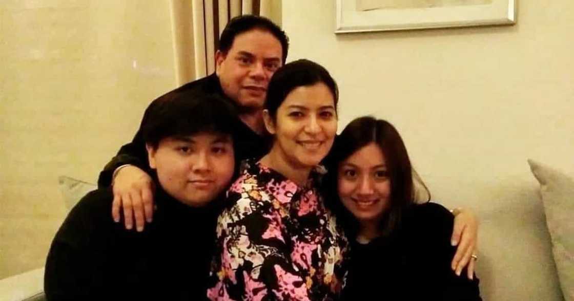 Jules Ledesma, sinagot ang netizen na pumuna sa picture ng kanyang namayapang asawa Jules Ledesma, sinagot ang netizen na pumuna sa picture ng kanyang namayapang asawa