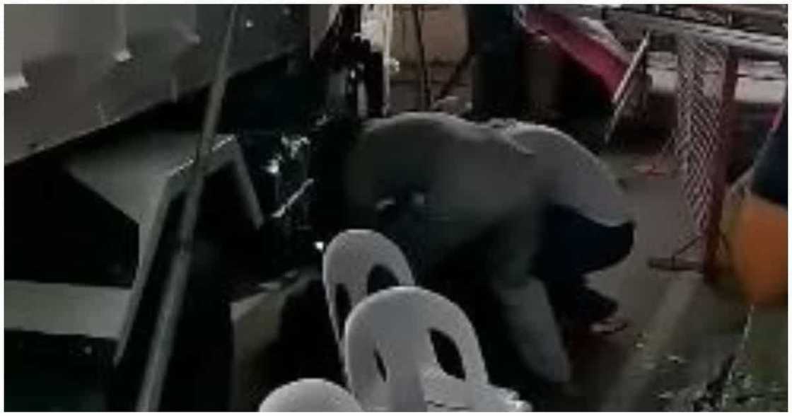 Ginang na nakapila para kumuha ng ayuda, patay matapos mapailalim sa 1 truck Ginang na nakapila para kumuha ng ayuda, patay matapos mapailalim sa 1 truck