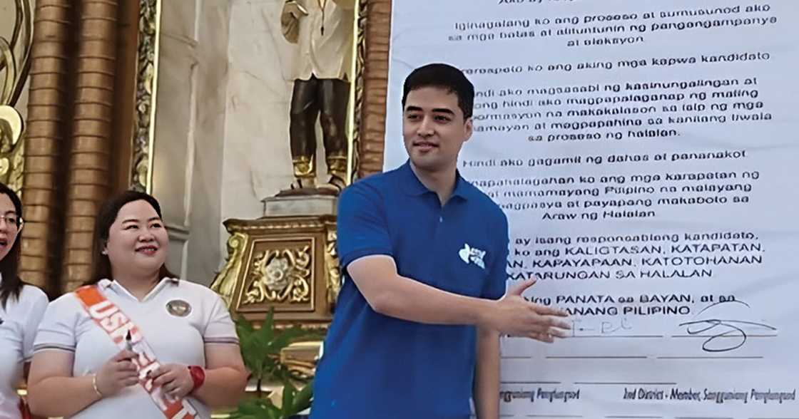 Mayor Vico Sotto, nakipagkamay na lang sa hangin matapos di dumalo kanyang kalaban sa Peace Covenant Mayor Vico Sotto, nakipagkamay na lang sa hangin matapos di dumalo kanyang kalaban sa Peace Covenant