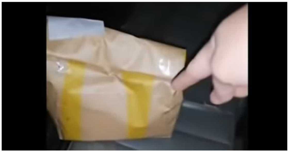 Lalaki sa QC na kukuha lang ng food delivery sa labas ng bahay, dinampot ng mga tanod Lalaki sa QC na kukuha lang ng food delivery sa labas ng bahay, dinampot ng mga tanod