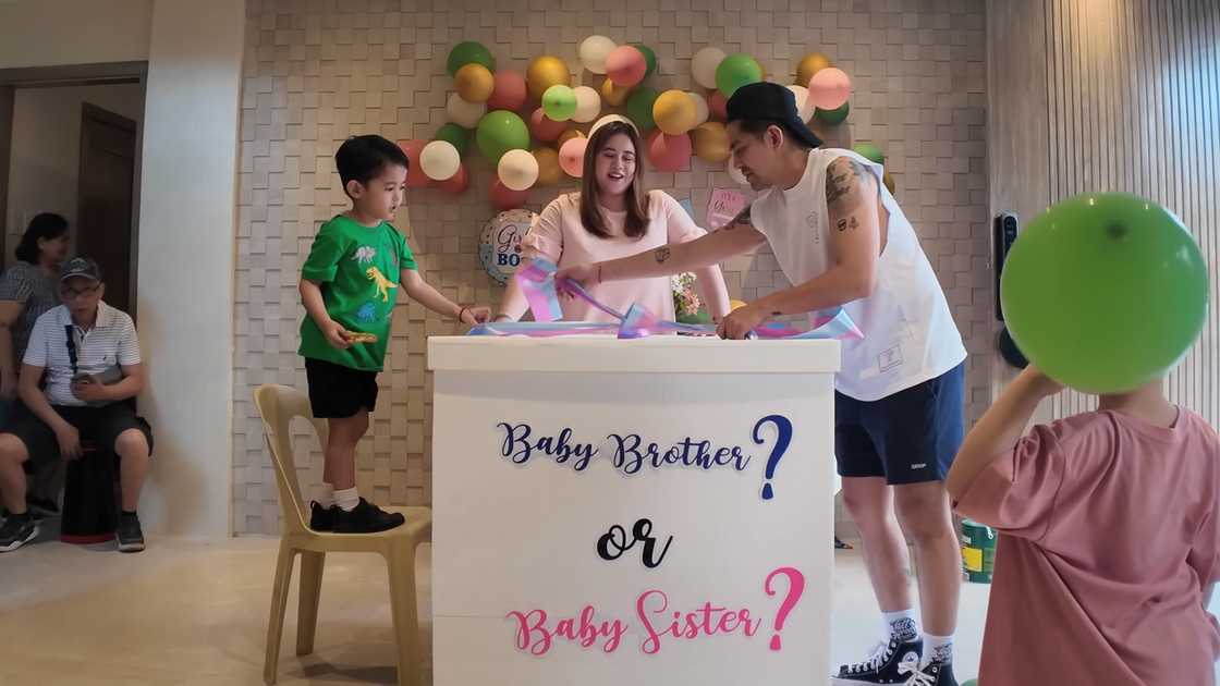 Mark Herras at Nicole Donesa, nagdaos ng exciting gender reveal para sa 2nd baby nila Mark Herras at Nicole Donesa, nagdaos ng exciting gender reveal para sa 2nd baby nila