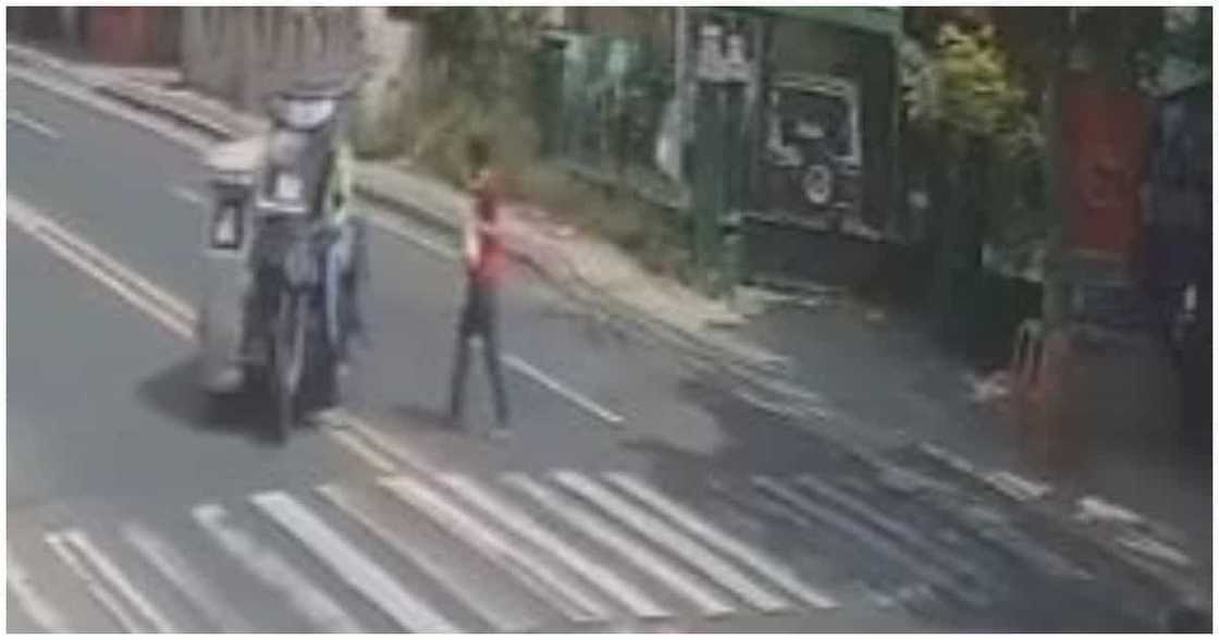 Sapul sa CCTV! Health worker, patay matapos mabangga at makaladkad ng 1 tricycle Sapul sa CCTV! Health worker, patay matapos mabangga at makaladkad ng 1 tricycle