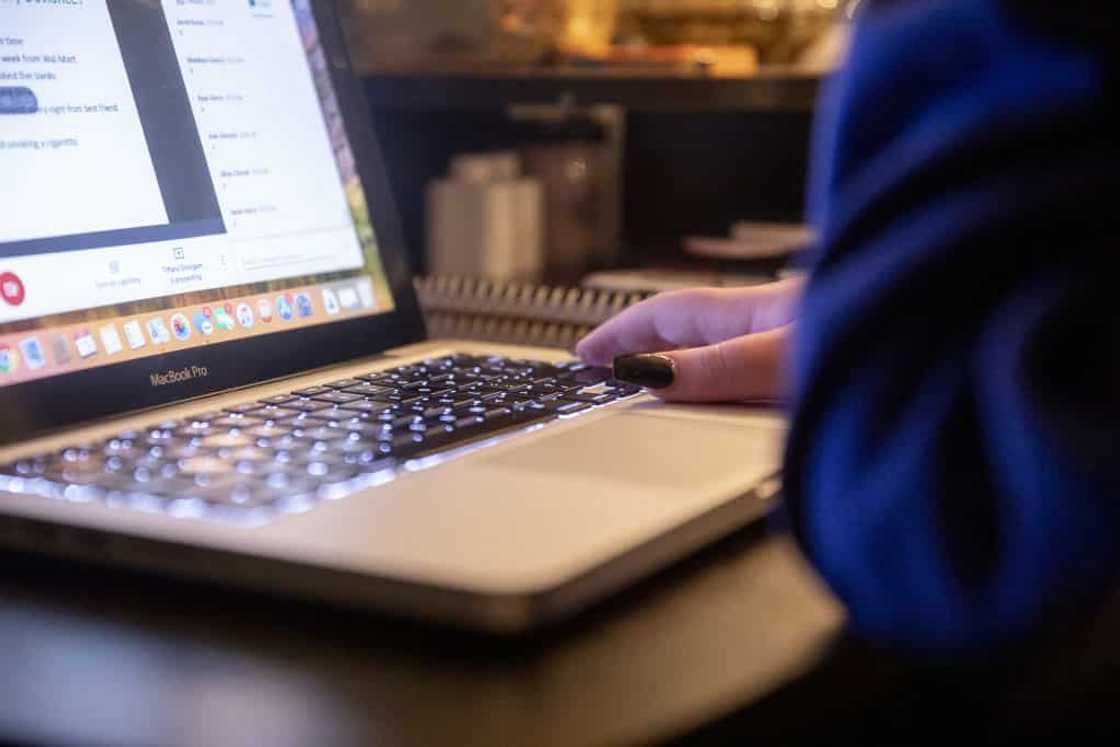 Estudyanteng nasa online class habang nagtitinda sa lansangan, umantig sa mga netizens Estudyanteng nasa online class habang nagtitinda sa lansangan, umantig sa mga netizens