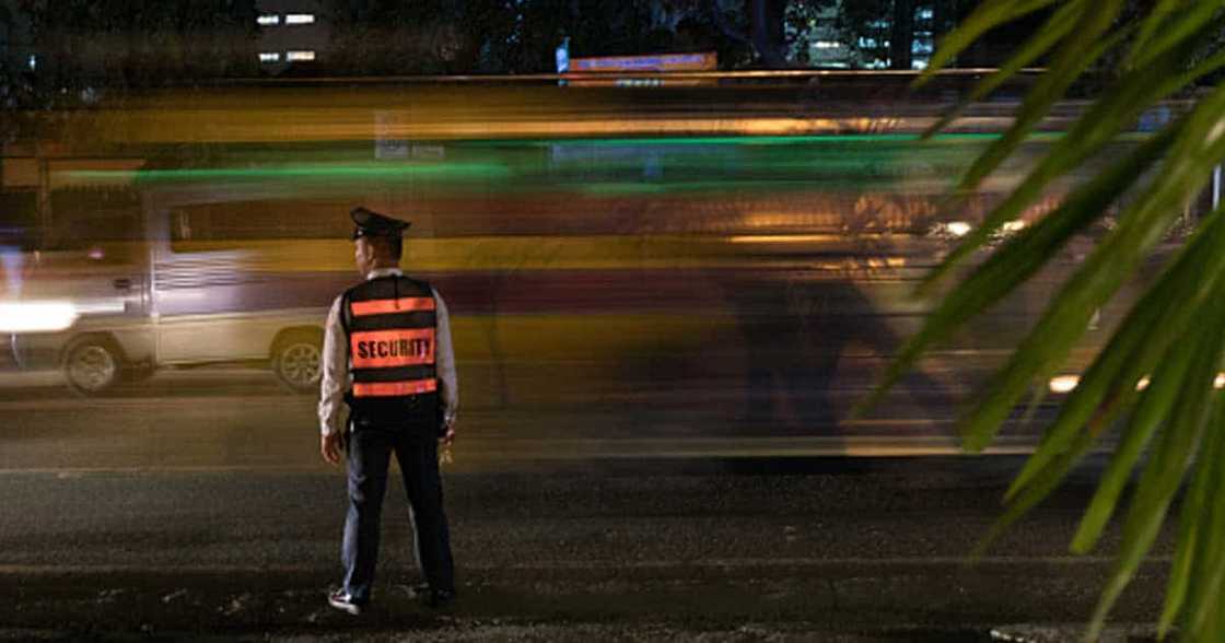 Security guard, animo’y superhero na sinagip ang isang 3-taong gulang na bata sa nasusunog na kotse Security guard, animo’y superhero na sinagip ang isang 3-taong gulang na bata sa nasusunog na kotse