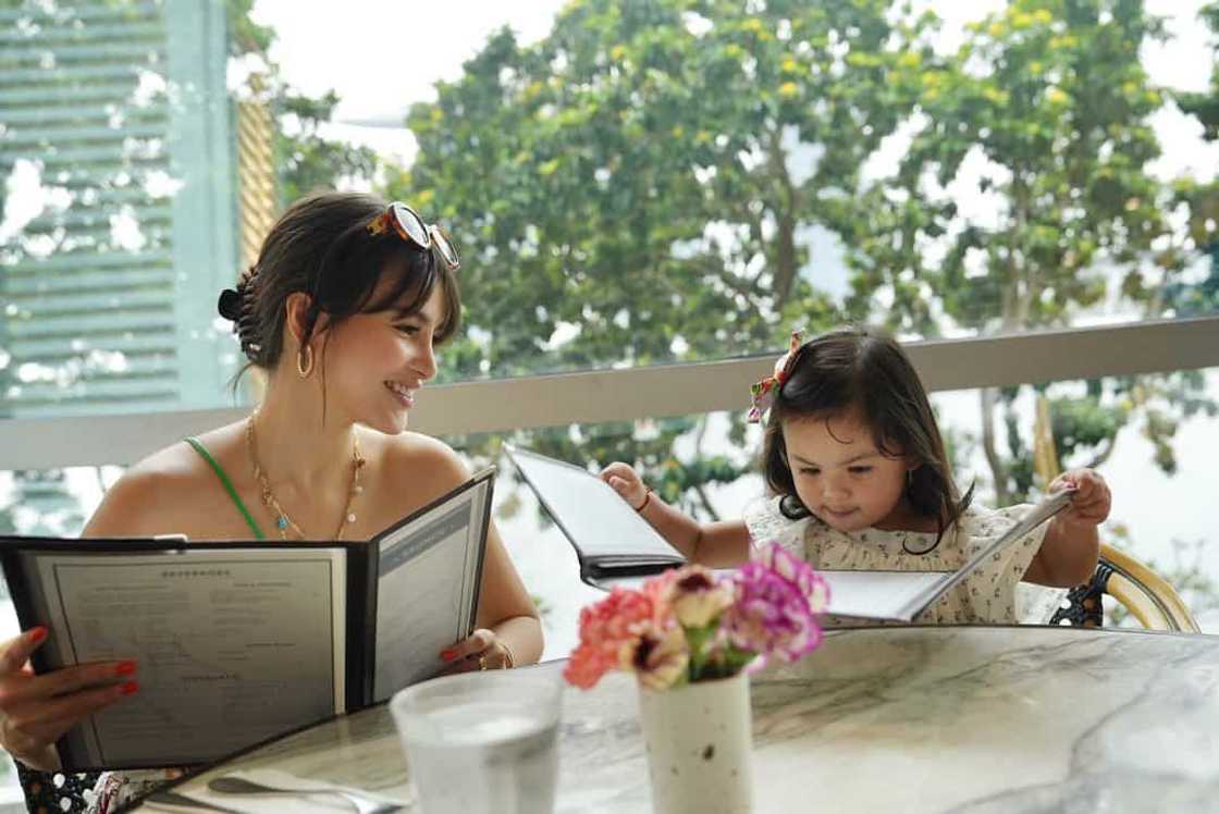 Elisse Joson at anak, kinaaliwan sa kanilang pagrampa sa bridal fashion show Elisse Joson at anak, kinaaliwan sa kanilang pagrampa sa bridal fashion show