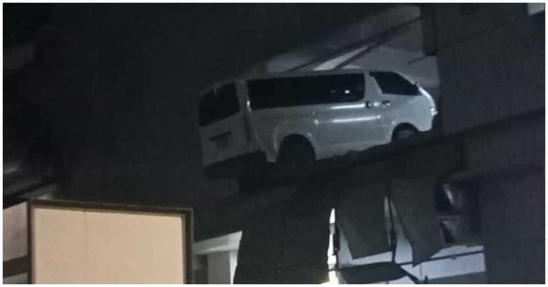 Puting van, lumusot mula sa 2nd-level parking area ng 1 gusali sa Cebu Puting van, lumusot mula sa 2nd-level parking area ng 1 gusali sa Cebu