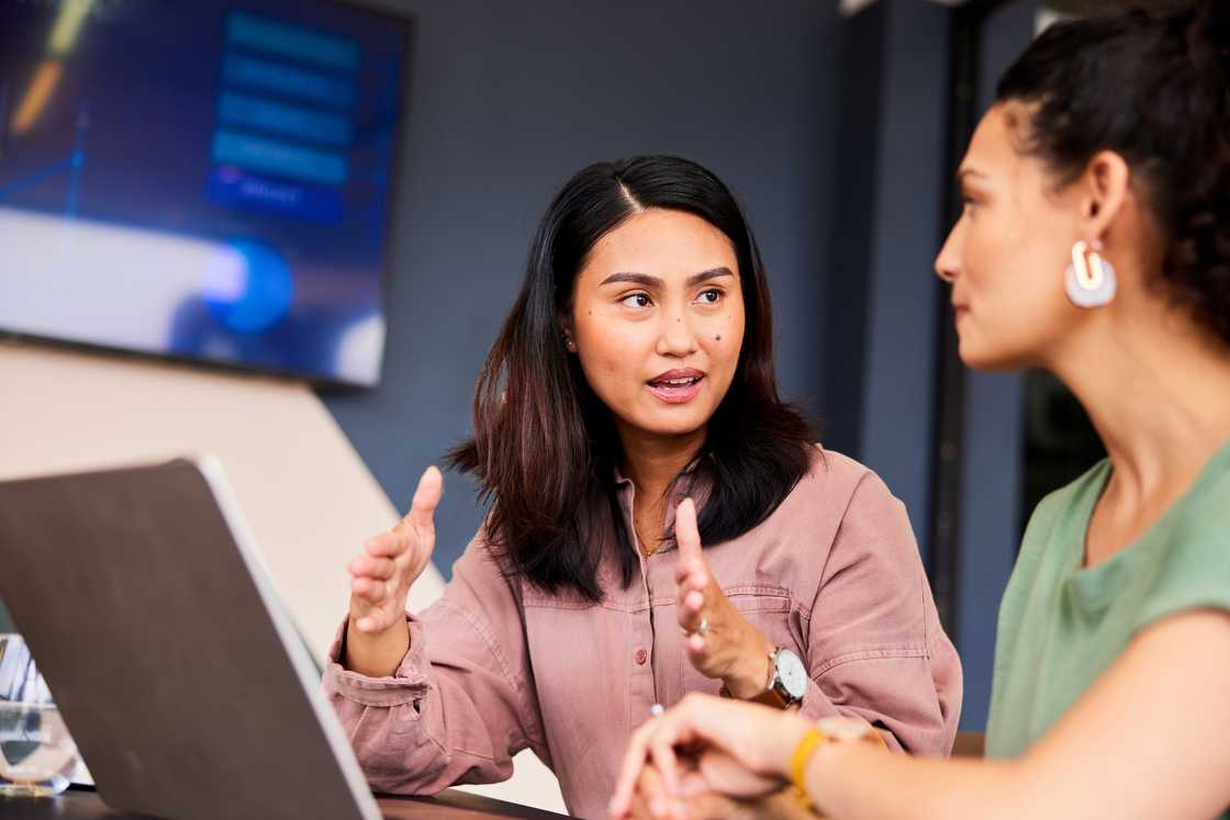 Two ladies are talking in an office