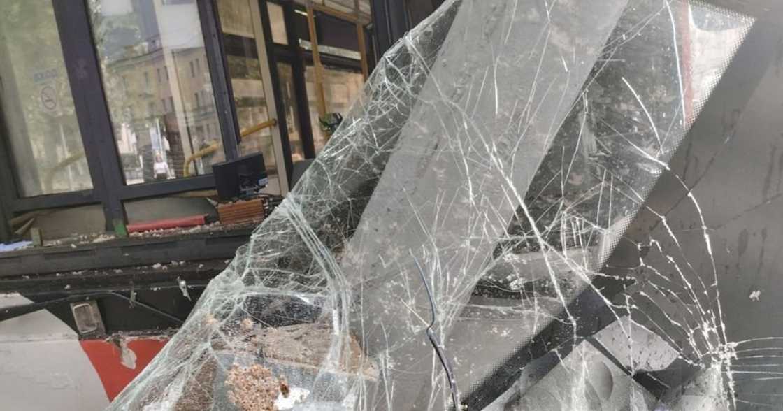 Armored car at modern jeepney, nagkaroon ng matinding salpukan na nagresulta sa 18 sugatan Armored car at modern jeepney, nagkaroon ng matinding salpukan na nagresulta sa 18 sugatan