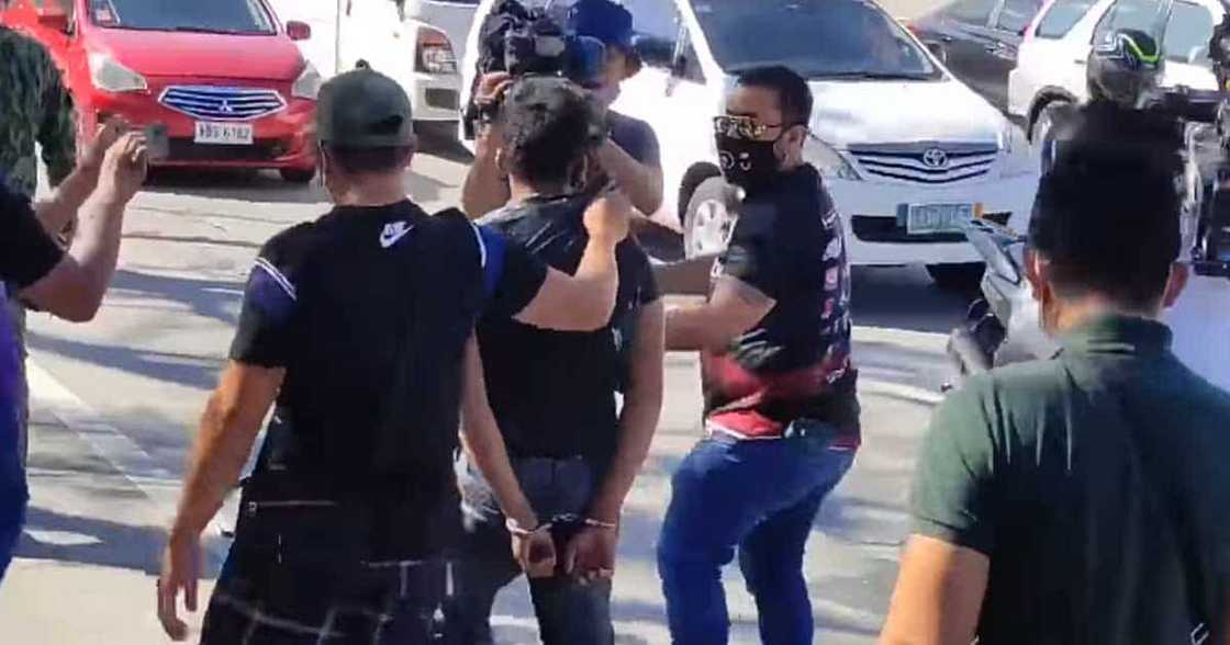 Police chase man who left bag, box at EDSA monument; turns out it contains vegetables Police chase man who left bag, box at EDSA monument; turns out it contains vegetables