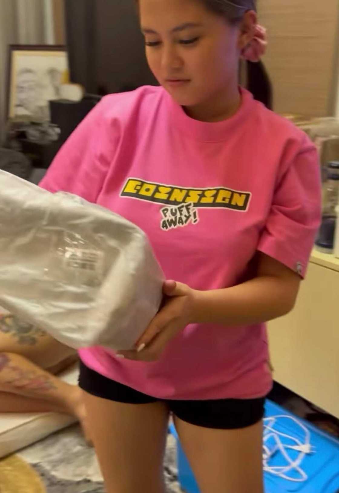 Ina ni Whamos, emosyonal dahil sa pera at regalo mula sa anak at kay Antonette Ina ni Whamos, emosyonal dahil sa pera at regalo mula sa anak at kay Antonette