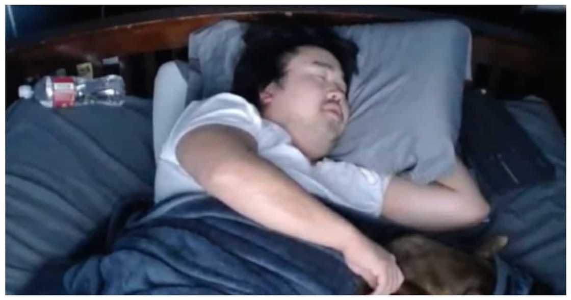 Lalake, kumita ng katumbas ₱800,000 dahil lang sa pag-live stream ng sarili habang natutulog Lalake, kumita ng katumbas ₱800,000 dahil lang sa pag-live stream ng sarili habang natutulog