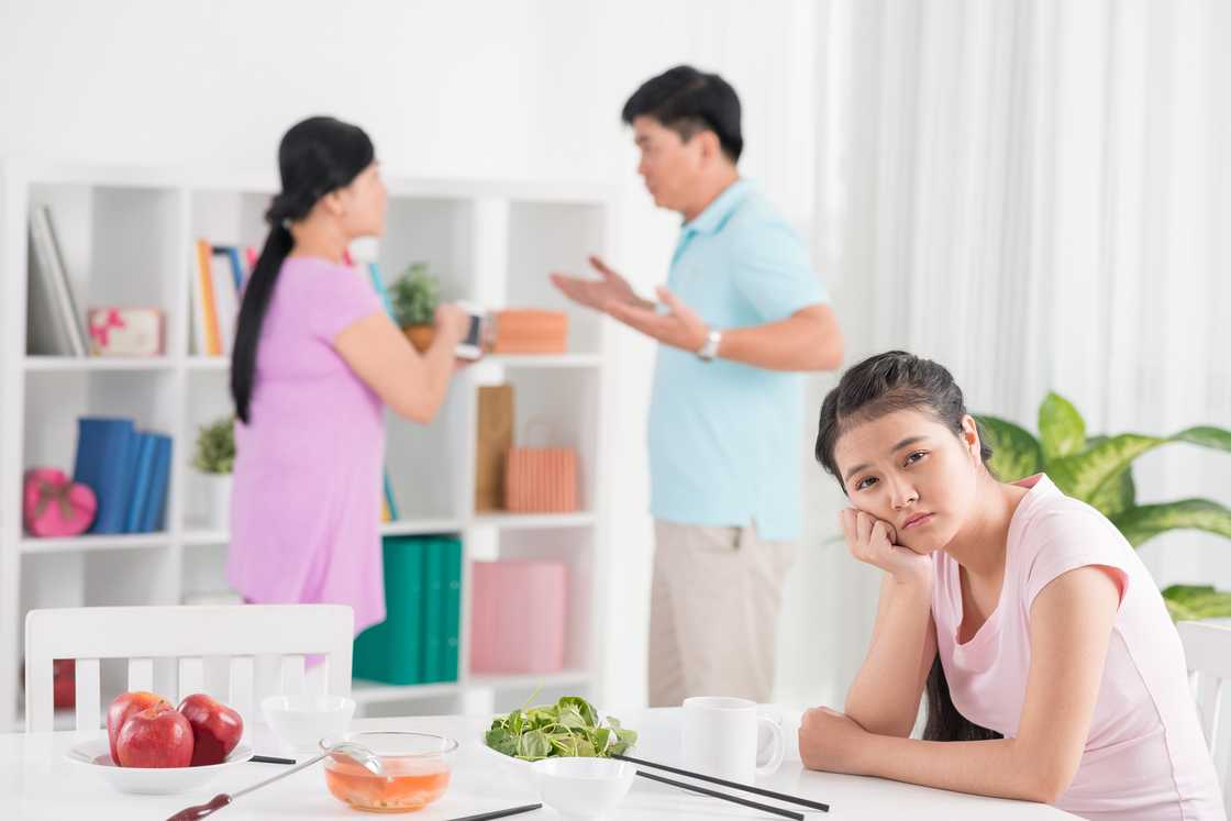 A couple is arguing infont of a teenage girl A couple is arguing infont of a teenage girl