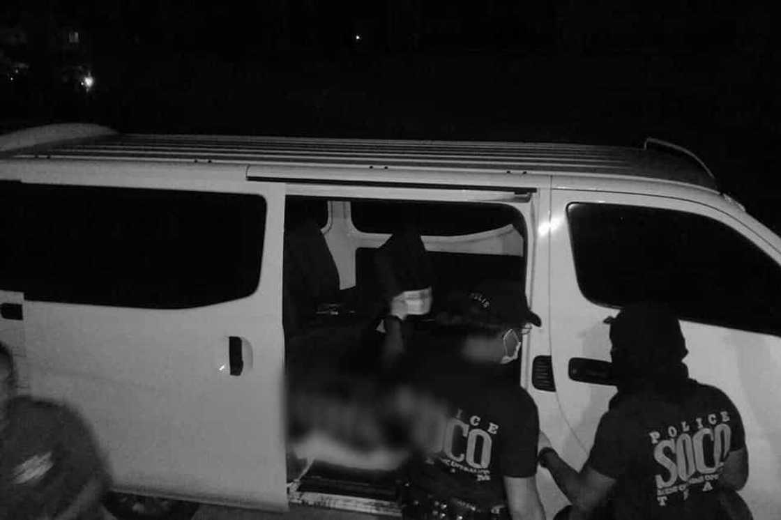 Inabandonang putting van sa Cavite, natagpuang may 2 bangkay sa loob Inabandonang putting van sa Cavite, natagpuang may 2 bangkay sa loob