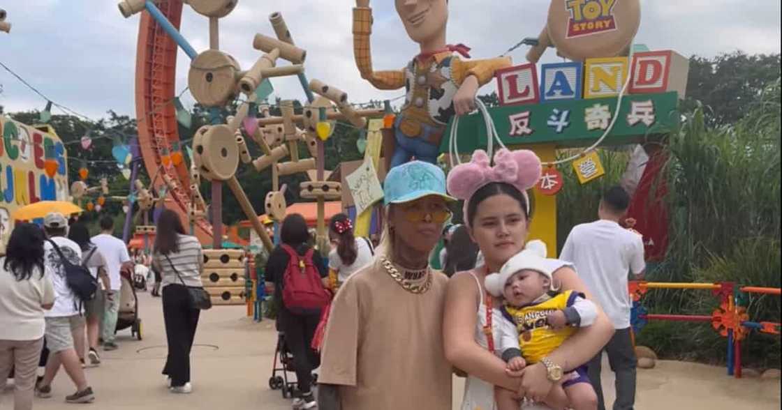 Whamos Cruz, ipinasilip ang pamamasyal niya at kanyang pamilya sa Hong Kong Disneyland Whamos Cruz, ipinasilip ang pamamasyal niya at kanyang pamilya sa Hong Kong Disneyland