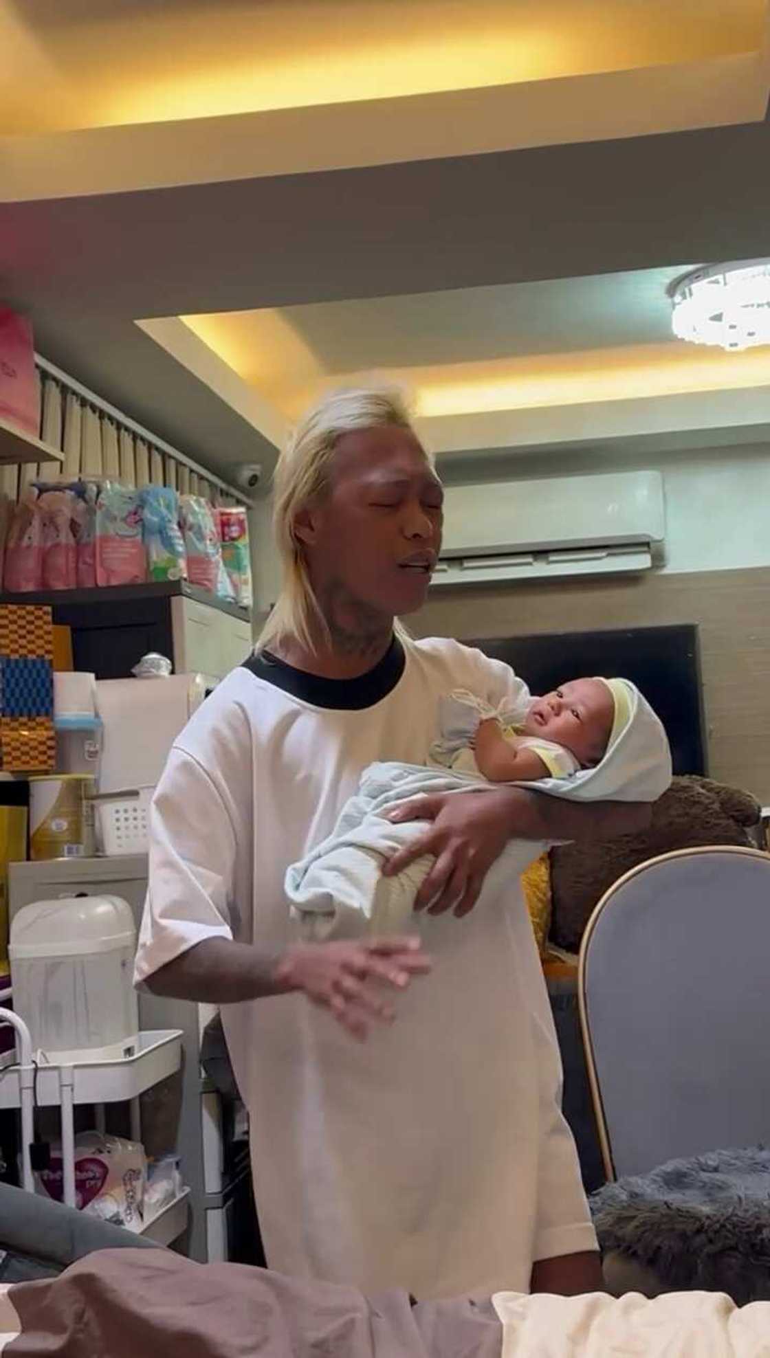 Whamos Cruz, effort much sa pagkanta at pagsayaw dahil ayaw matulog ni Baby Meteor Whamos Cruz, effort much sa pagkanta at pagsayaw dahil ayaw matulog ni Baby Meteor