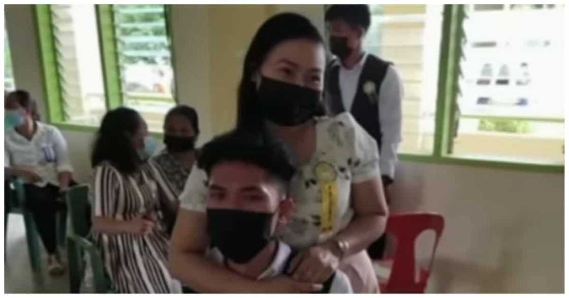 Senior HS na ulila na sa ama't ina, labis na naging emosyonal sa kanyang Pagtatapos Senior HS na ulila na sa ama't ina, labis na naging emosyonal sa kanyang Pagtatapos