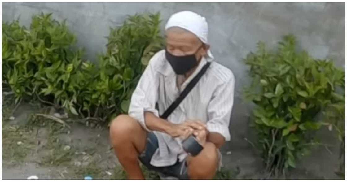 62-anyos na naglalako ng electrical tape sa gilid ng kalsada, natulungan ng napadaang vlogger 62-anyos na naglalako ng electrical tape sa gilid ng kalsada, natulungan ng napadaang vlogger