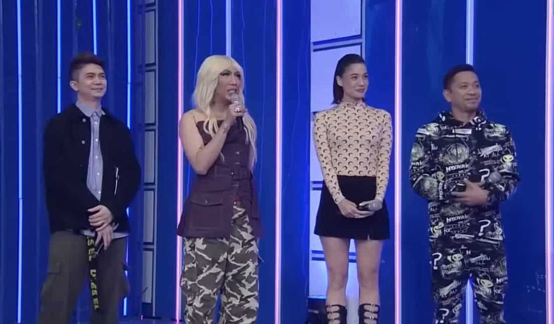 It's Showtime hosts, napa- "showdown" habang kumakanta ang TNT contestant It's Showtime hosts, napa- "showdown" habang kumakanta ang TNT contestant