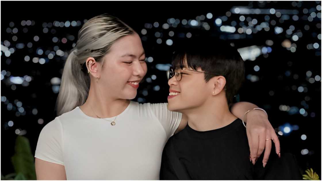 Carlos Yulo, dinipensahan ang GF: "Si Chloe po may sarili siyang income" Carlos Yulo, dinipensahan ang GF: "Si Chloe po may sarili siyang income"