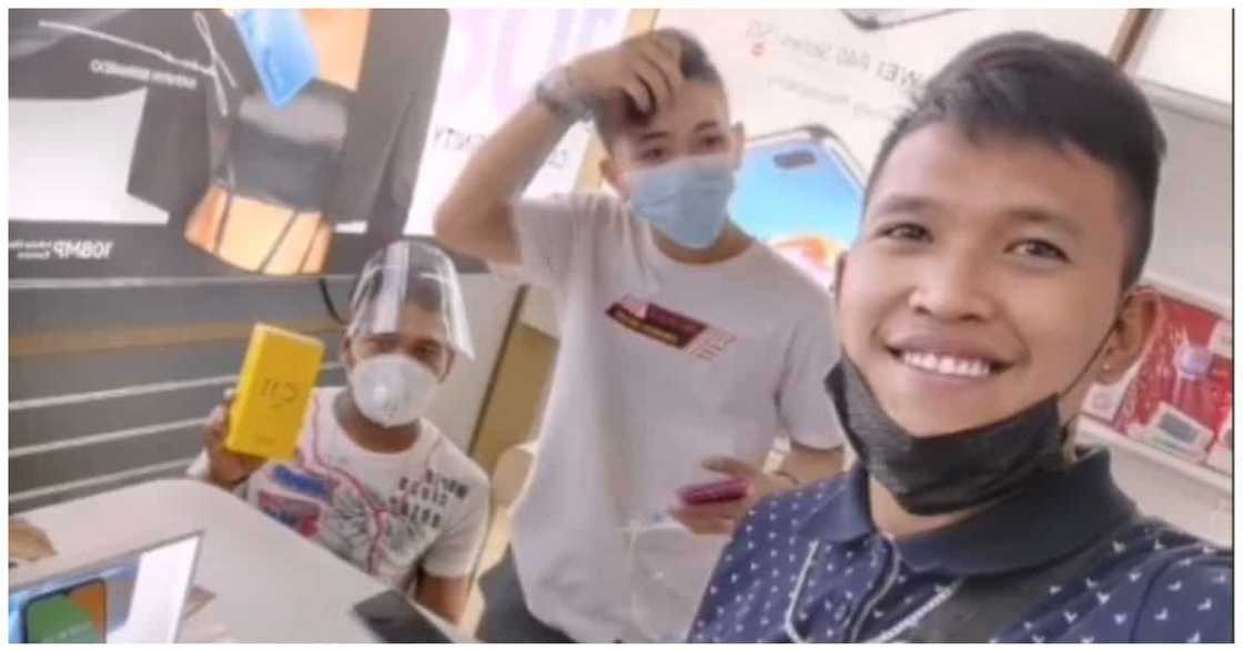 PWD na nakikinood lang sa kaibigan, nagkaroon ng sariling CP dahil sa netizens PWD na nakikinood lang sa kaibigan, nagkaroon ng sariling CP dahil sa netizens