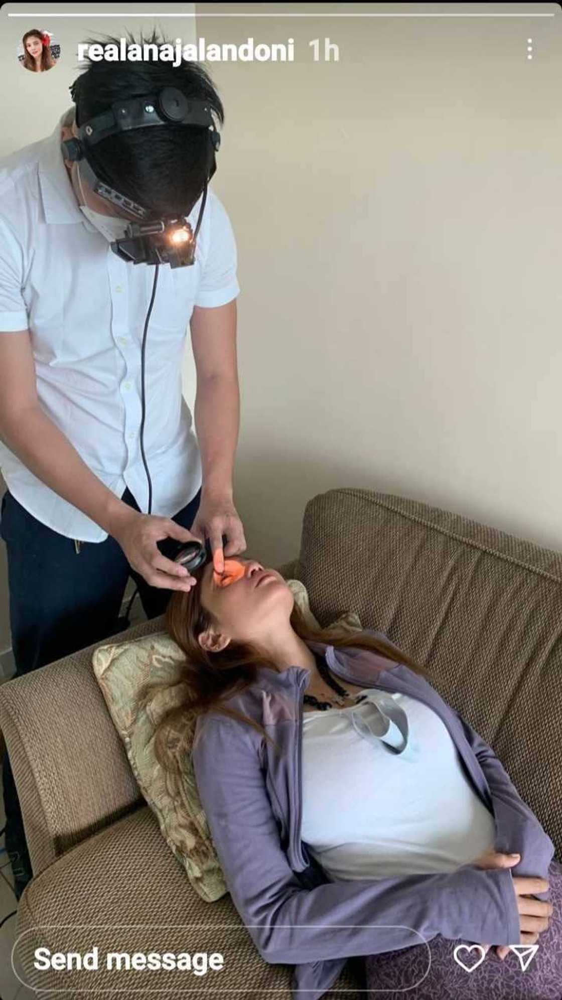 Ana Jalandoni, nagbahagi ng post kung saan makikitang tsine-check ang kanyang mata Ana Jalandoni, nagbahagi ng post kung saan makikitang tsine-check ang kanyang mata