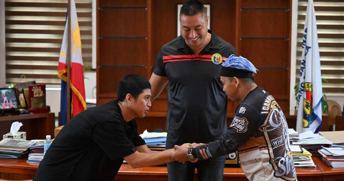 Boy Dila at rider na binasa noon, nagkaharap na at nagkapatawaran Boy Dila at rider na binasa noon, nagkaharap na at nagkapatawaran