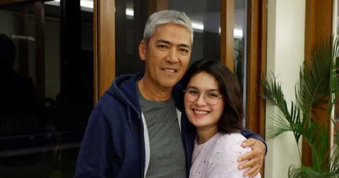 Vic Sotto comforts daughter Tali after she accidentally bumped her head Vic Sotto comforts daughter Tali after she accidentally bumped her head
