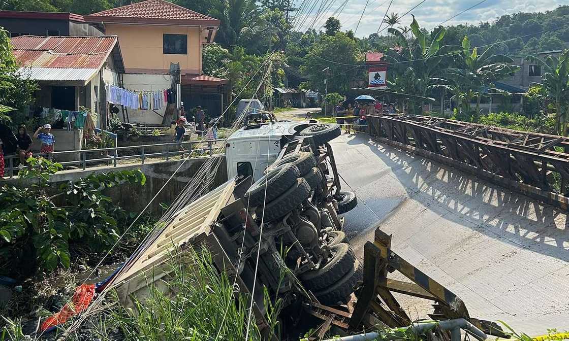 Tulay sa Davao, bumigay matapos daanan ng 10-wheeler truck na may kargang bato Tulay sa Davao, bumigay matapos daanan ng 10-wheeler truck na may kargang bato