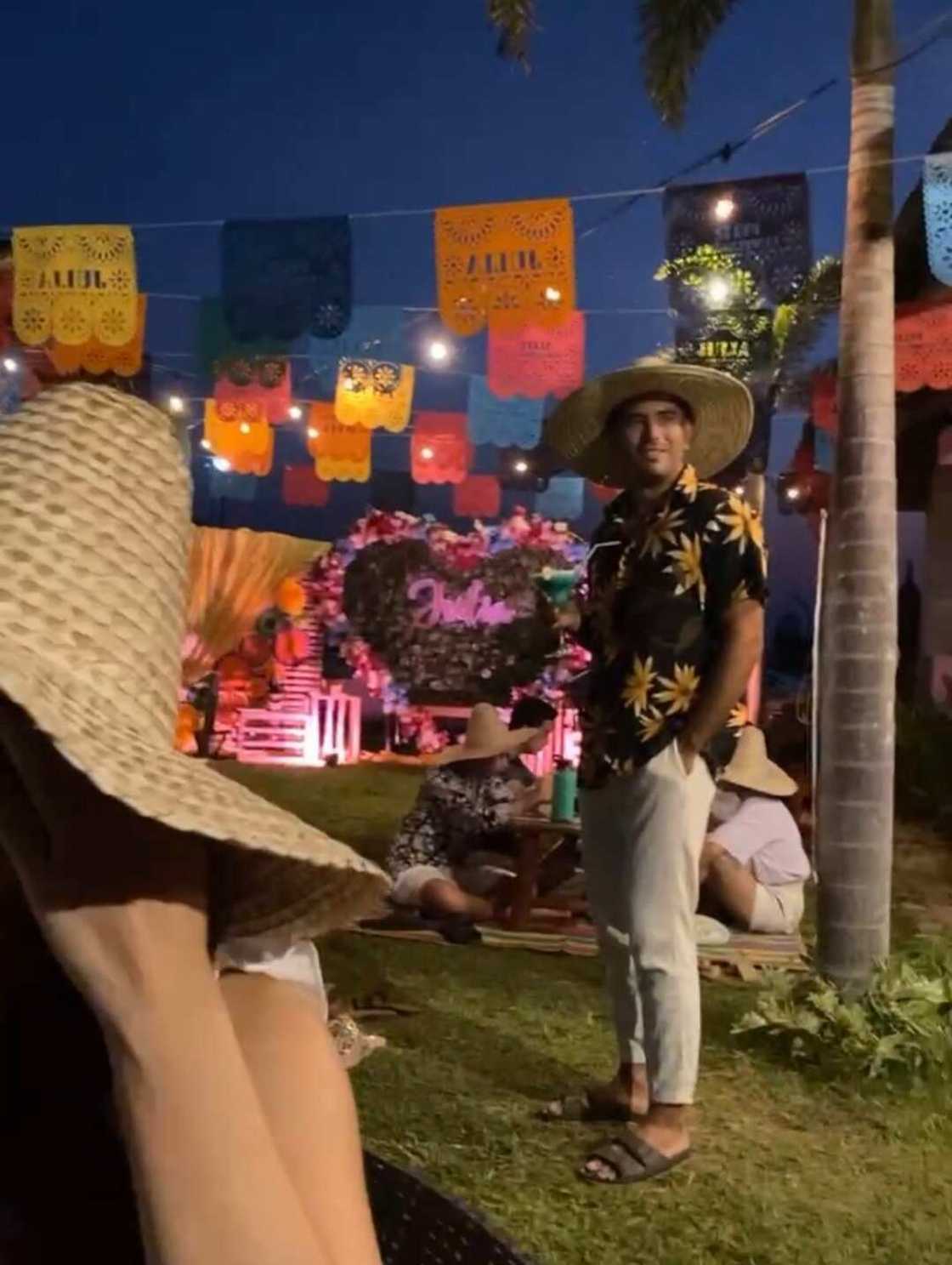 Gerald Anderson caught chillin' at Julia Barretto's birthday party Gerald Anderson caught chillin' at Julia Barretto's birthday party