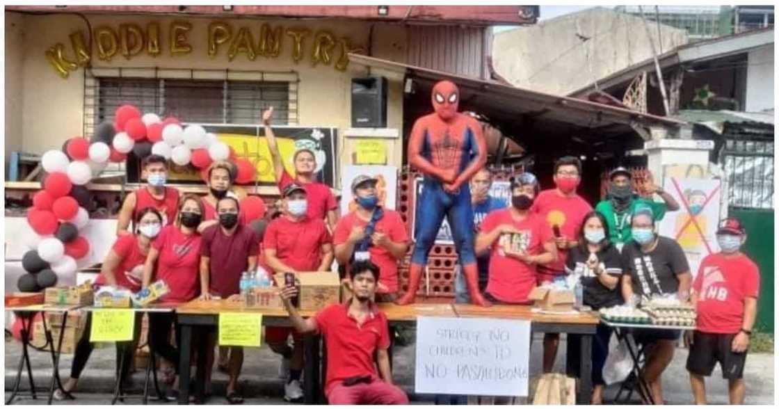 Kiddie Pantry ni "Spiderman", naghatid ng tulong at saya sa mga residente ng Las Piñas Kiddie Pantry ni "Spiderman", naghatid ng tulong at saya sa mga residente ng Las Piñas