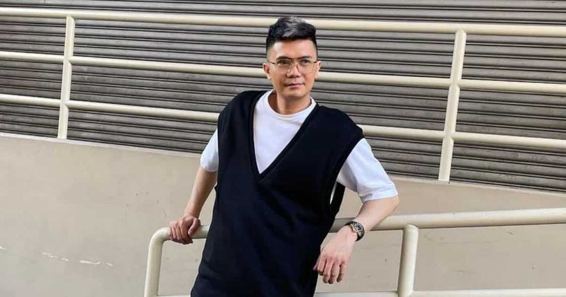 Vhong Navarro breaks into tears as he sings his last song for his wife Vhong Navarro breaks into tears as he sings his last song for his wife