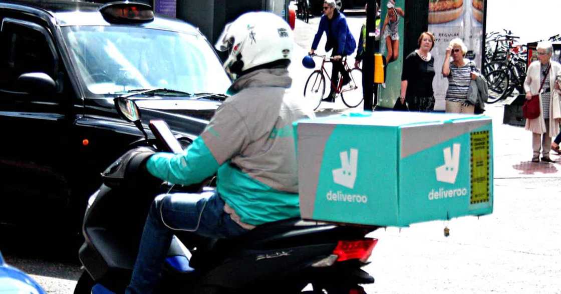 Delivery riders, labis ang tuwa sa ginawang community pantry para sa kanila Delivery riders, labis ang tuwa sa ginawang community pantry para sa kanila