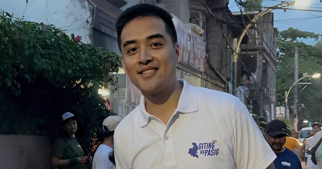 Vico Sotto, kinaaliwan sa kanyang biro tungkol sa “payong” habang nasa city truck Vico Sotto, kinaaliwan sa kanyang biro tungkol sa “payong” habang nasa city truck