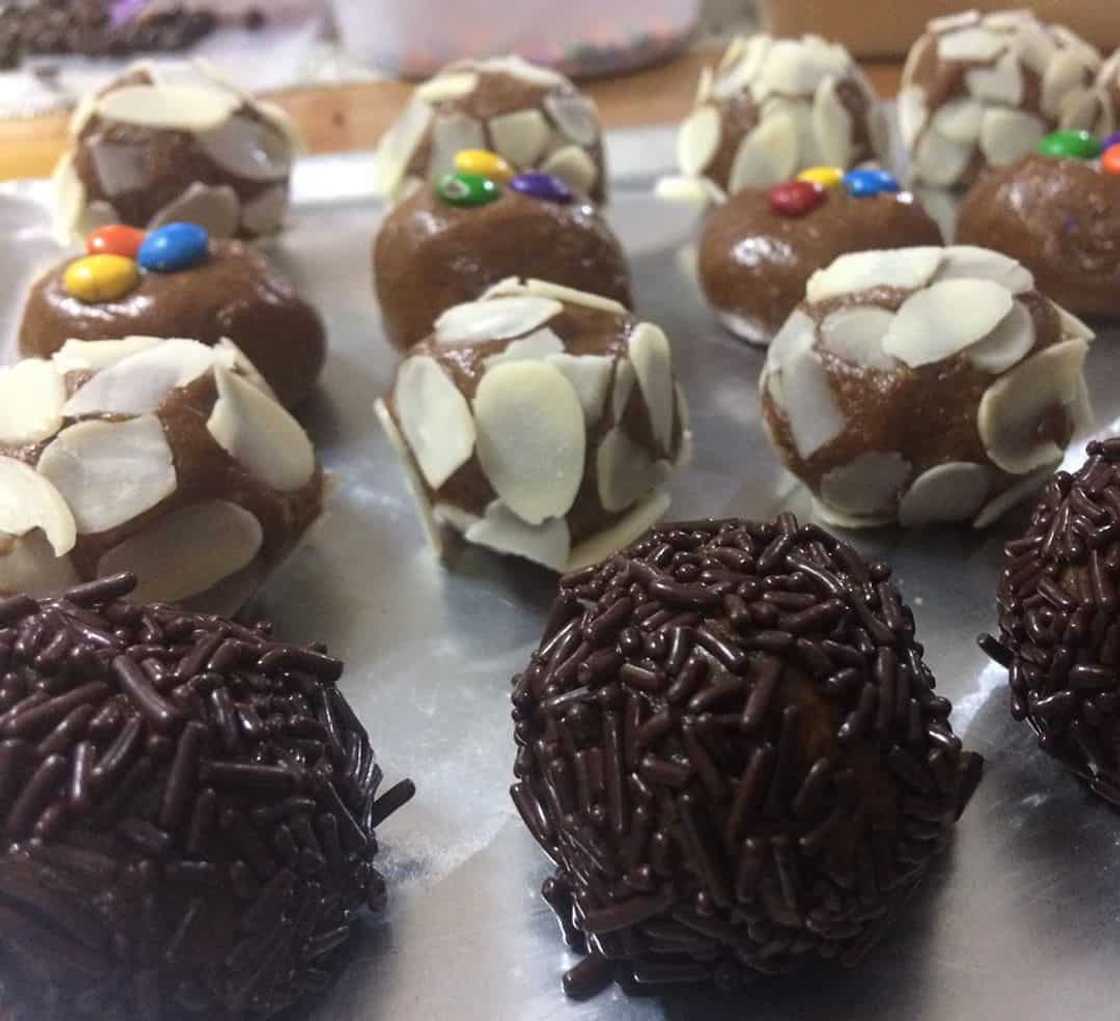 How to make graham balls coated with chocolate How to make graham balls coated with chocolate
