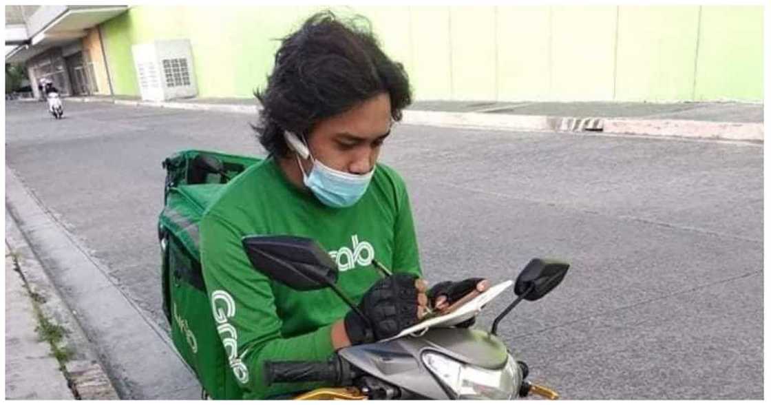 Delivery rider, nagawa pa ring dumalo ng online class habang nagtatrabaho Delivery rider, nagawa pa ring dumalo ng online class habang nagtatrabaho