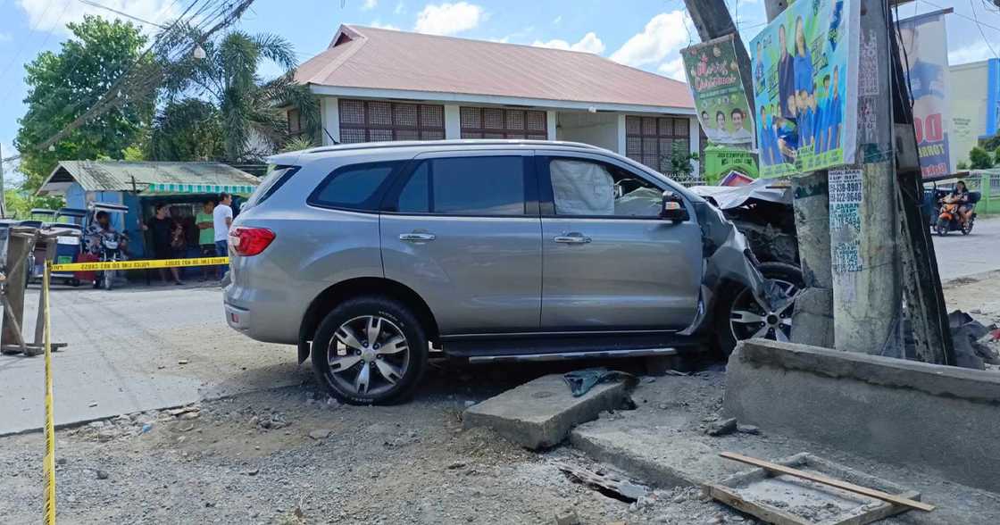 Negosyante, pinagbabaril habang sakay ng kanyang SUV; kotse, wasak nang sumalpok sa poste