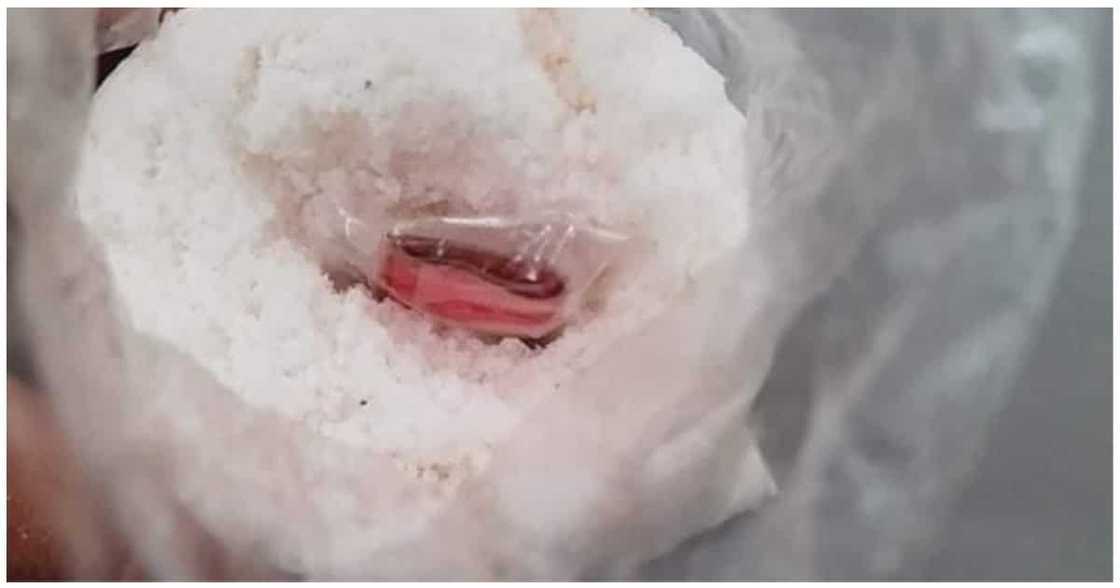 Asin na ipinamimigay sa isang community pantry, may lamang pera sa loob Asin na ipinamimigay sa isang community pantry, may lamang pera sa loob